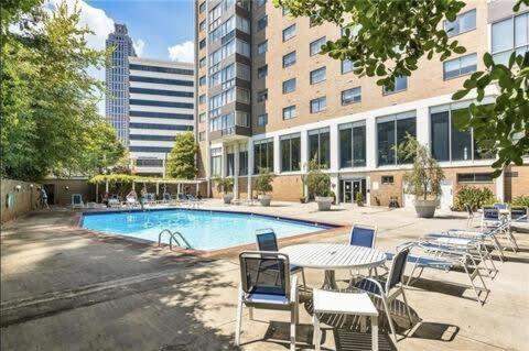 Downtown! High Rise! Onsite Parking Lm1903 *